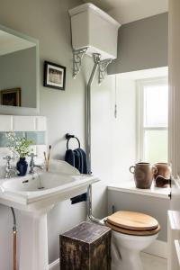 ein Badezimmer mit Waschbecken und Toilette in der Unterkunft Taigh A' Chiste By Birch Stays in Stonehaven