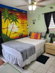 Postel nebo postele na pokoji v ubytování Oasis Ocean View 1 bedroom Point Village Negril