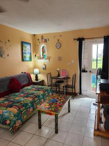Posezení v ubytování Oasis Ocean View 1 bedroom Point Village Negril