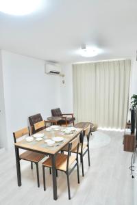 une salle à manger avec une table et des chaises dans l'établissement 高松の宿晴れとケ, à Wada