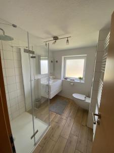 Un baño con ducha, inodoro y lavabo. en Michelles Fewo, en Uttenweiler