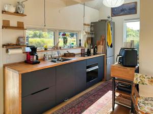 Afbeelding uit fotogalerij van Newly Built Tiny House With River Views in Vedelshave