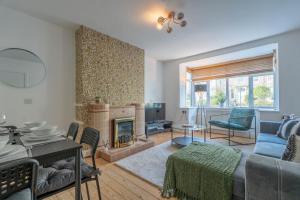 アバディーンにあるVacant Nests The Western Heart Of Aberdeenのソファと暖炉のあるリビングルーム