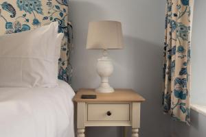 Postel nebo postele na pokoji v ubytování Weavers Cottage