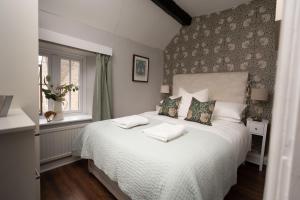 En eller flere senge i et værelse på Weavers Cottage