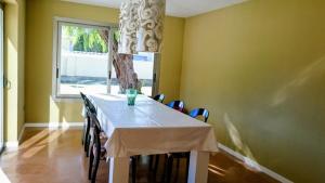 eine Küche mit einem Tisch mit Stühlen und einem Fenster in der Unterkunft Villa a 100 metros de la playa in Castellón de la Plana