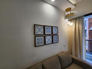 Posezení v ubytování Tranquil 1BHK Heaven in Candolim - Modern Style, Pool, Walk from Beach