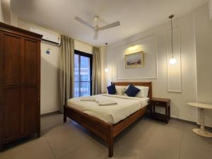 Postel nebo postele na pokoji v ubytování Tranquil 1BHK Heaven in Candolim - Modern Style, Pool, Walk from Beach