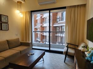 Posezení v ubytování Tranquil 1BHK Heaven in Candolim - Modern Style, Pool, Walk from Beach