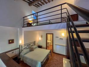 アメリアにあるMarco & Andrea Agriturismo Collepinaのベッドルーム1室(ベッド1台付)、螺旋階段