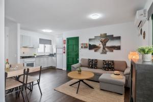 Una sala de estar y una cocina con un sofá y una mesa. en Casa Barriguita 2, en Playa Blanca