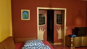 a bedroom with a door with two hands on it at Casa Moselle-Royal Stilvoll Urlauben an der Mosel in Reil +27 photos