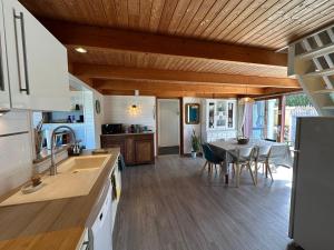 Η κουζίνα ή μικρή κουζίνα στο Ty Gaaline - Maison familiale à 100 m de la mer