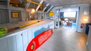 Una habitación con una tabla de surf en el suelo de un barco. en Escape To Yacht - Upstairs Apartment, en Cape May