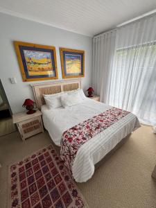 Una cama o camas en una habitación de Self catering Luke Drive Onrus