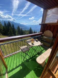 a balcony with a table and a view of the mountains at Appartement Arcs 1800 Les Villards 5 personnes in Bourg-Saint-Maurice