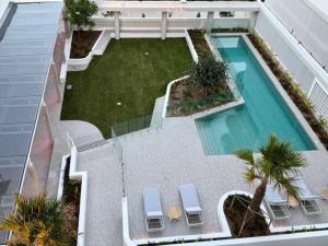 Bazén v ubytování Oasis by the Beach nebo v jeho okolí