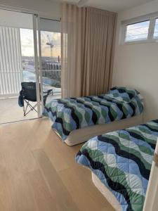 Postel nebo postele na pokoji v ubytování Oasis by the Beach + 46 fotografií