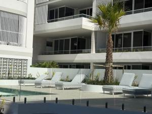 Bazén v ubytování Oasis by the Beach nebo v jeho okolí