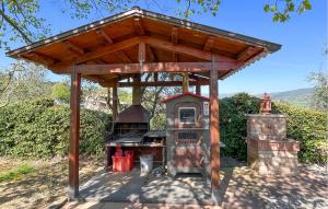 Una cocina al aire libre con techo encima en 2 Bedroom Nice Home In Porchiano, en Porchiano