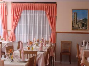 Reštaurácia alebo iné gastronomické zariadenie v ubytovaní Hostal Carme Pascual