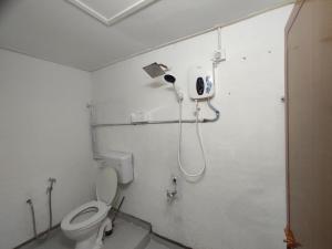 ein Badezimmer mit Toilette und Dusche in der Unterkunft Homestay RnR CafeStay in Kampong Pengkalan Maras + 28 Fotos