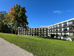 un immeuble d'appartements avec une pelouse verte en face de celui-ci dans l'établissement Resort Hotel Sonnenhof Grafenau, à Grafenau