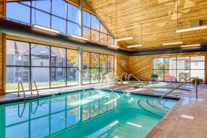 Πισίνα στο ή κοντά στο Cozy Bear Condo - Prime location just minutes from Ober Mountain, downtown Gatlinburg