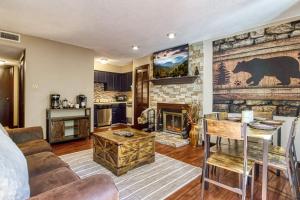 Η κουζίνα ή μικρή κουζίνα στο Cozy Bear Condo - Prime location just minutes from Ober Mountain, downtown Gatlinburg