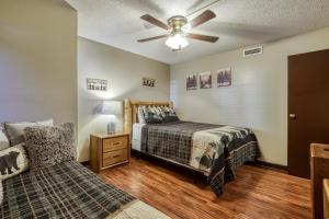Ένα ή περισσότερα κρεβάτια σε δωμάτιο στο Cozy Bear Condo - Prime location just minutes from Ober Mountain, downtown Gatlinburg +42 φωτογραφίες