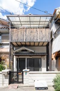 a house with a pergola on top of it at 頤和小屋 in Osaka