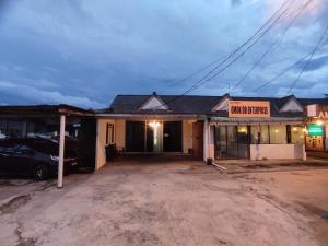 ein leerer Parkplatz vor einem Gebäude in der Unterkunft Homestay RnR CafeStay in Kampong Pengkalan Maras