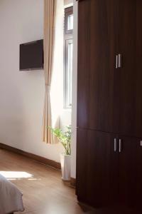 - une chambre dotée d'une armoire brune et d'une fenêtre dans l'établissement Vân Nhi MTV Hotel, à Đà Lạt 48 autres photos