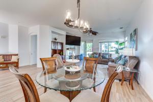 TV a/nebo společenská místnost v ubytování On Golf Course Quiet Indio Home with Pool Access!