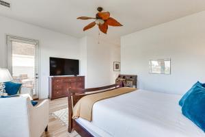 Postel nebo postele na pokoji v ubytování On Golf Course Quiet Indio Home with Pool Access! + 23 fotografií