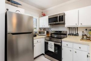 Kuchyň nebo kuchyňský kout v ubytování Relaxing Coastal Condo in Landings of Largo with Access to Resort-Style Amenities