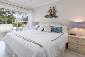 Postel nebo postele na pokoji v ubytování Relaxing Coastal Condo in Landings of Largo with Access to Resort-Style Amenities + 29 fotografií