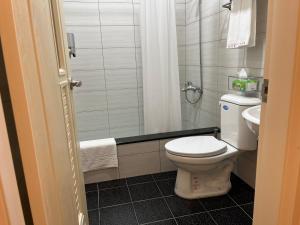 ein kleines Badezimmer mit Toilette und Waschbecken in der Unterkunft 杉行居 in Lukang + 19 Fotos