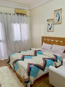 a bedroom with a bed and a couch at Les chandelles D'or in Thiès