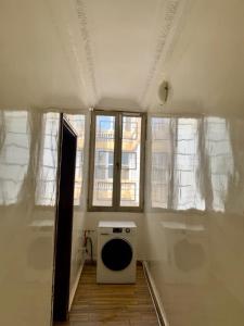 a room with a stove and some windows at Les chandelles D'or in Thiès