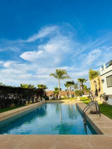 una piscina en medio de un patio en Domaine RJ, en Kenitra