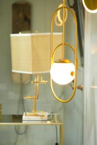 Andelier con luz sobre un estante en Domaine RJ, en Kenitra