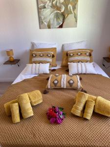 ein Schlafzimmer mit einem großen Bett mit Blumen darauf in der Unterkunft Villa JOLIS 4 chambres avec piscine en Guadeloupe in Les Abymes