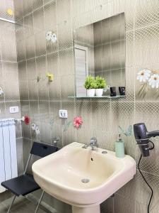 a bathroom with a sink and a mirror at Alba Vesuviana B&B in Poggiomarino +18 photos