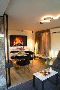 Una sala de estar con un sofá y una chimenea. en Domaine RJ, en Kenitra 27 fotos más