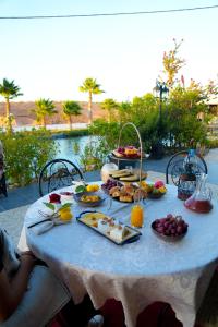 una mesa con comida encima de una mesa azul en Domaine RJ, en Kenitra