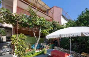 En have udenfor 2 Bedroom Cozy Apartment In Podaca