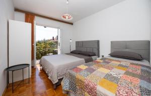 En eller flere senge i et værelse på 2 Bedroom Cozy Apartment In Podaca