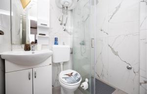 Et badeværelse på 2 Bedroom Cozy Apartment In Podaca