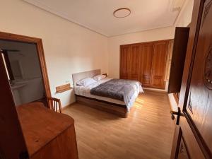 ラス・ガビアスにあるSueños De La Vegaのベッドと木の床のある寝室